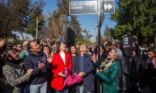 Ya es oficial: Municipalidad de Santiago renombra calle en homenaje al histórico Carlos Caszely